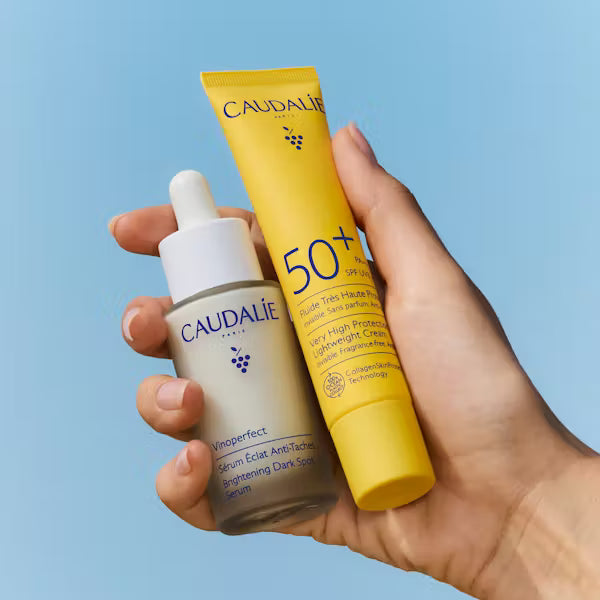 Caudalie Dark-Spot Correcting Summer Duo Promo Vinoperfect Brightening Dark Spot Serum Ορός Προσώπου Λάμψης για Πανάδες, 30ml & Vinosun Lightweight Cream Αντηλιακή Κρέμα Ελαφριάς Υφής SPF50+, 20ml, 1σετ